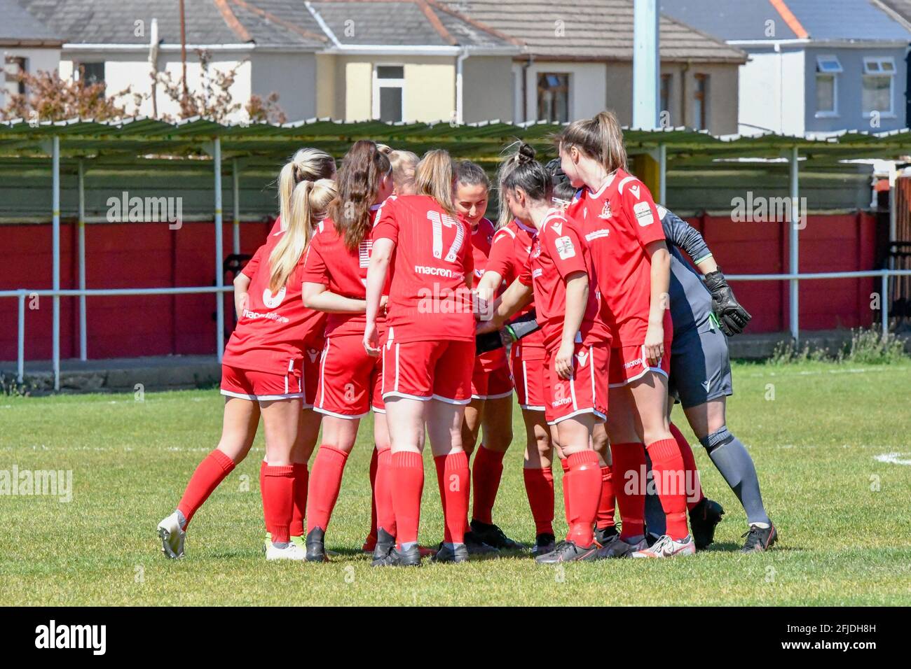 Briton Ferry, Galles. 25 aprile 2021. Briton Ferry Llansawel Ladies team Huddle prima di iniziare la partita di Orchard Welsh Premier Women's League tra Briton Ferry Llansawel Ladies e Aberystwyth Town Ladies presso la Old Road Welfare Ground a Briton Ferry, Galles, Regno Unito, il 25 aprile 2021. Credit: Duncan Thomas/Majestic Media/Alamy Live News. Foto Stock Briton Ferry, Galles. 25 aprile 2021. Briton Ferry Llansawel Ladies team Huddle prima di iniziare la partita di Orchard Welsh Premier Women's League tra Briton Ferry Llansawel Ladies e Aberystwyth Town Ladies presso la Old Road Welfare Ground a Briton Ferry, Galles, Regno Unito, il 25 aprile 2021. Credit: Duncan Thomas/Majestic Media/Alamy Live News. Foto Stock