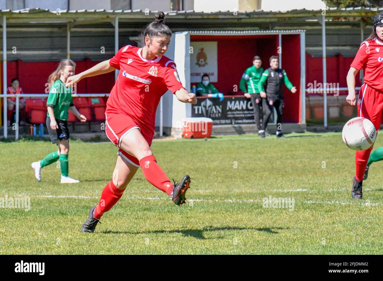 Briton Ferry, Galles. 25 aprile 2021. NIA Davies of Briton Ferry Llansawel Ladies libera la palla durante la partita di Orchard Welsh Premier Women's League tra Briton Ferry Llansawel Ladies e Aberystwyth Town Ladies al Old Road Welfare Ground a Briton Ferry, Galles, Regno Unito, il 25 aprile 2021. Credit: Duncan Thomas/Majestic Media/Alamy Live News. Foto Stock Briton Ferry, Galles. 25 aprile 2021. NIA Davies of Briton Ferry Llansawel Ladies libera la palla durante la partita di Orchard Welsh Premier Women's League tra Briton Ferry Llansawel Ladies e Aberystwyth Town Ladies al Old Road Welfare Ground a Briton Ferry, Galles, Regno Unito, il 25 aprile 2021. Credit: Duncan Thomas/Majestic Media/Alamy Live News. Foto Stock