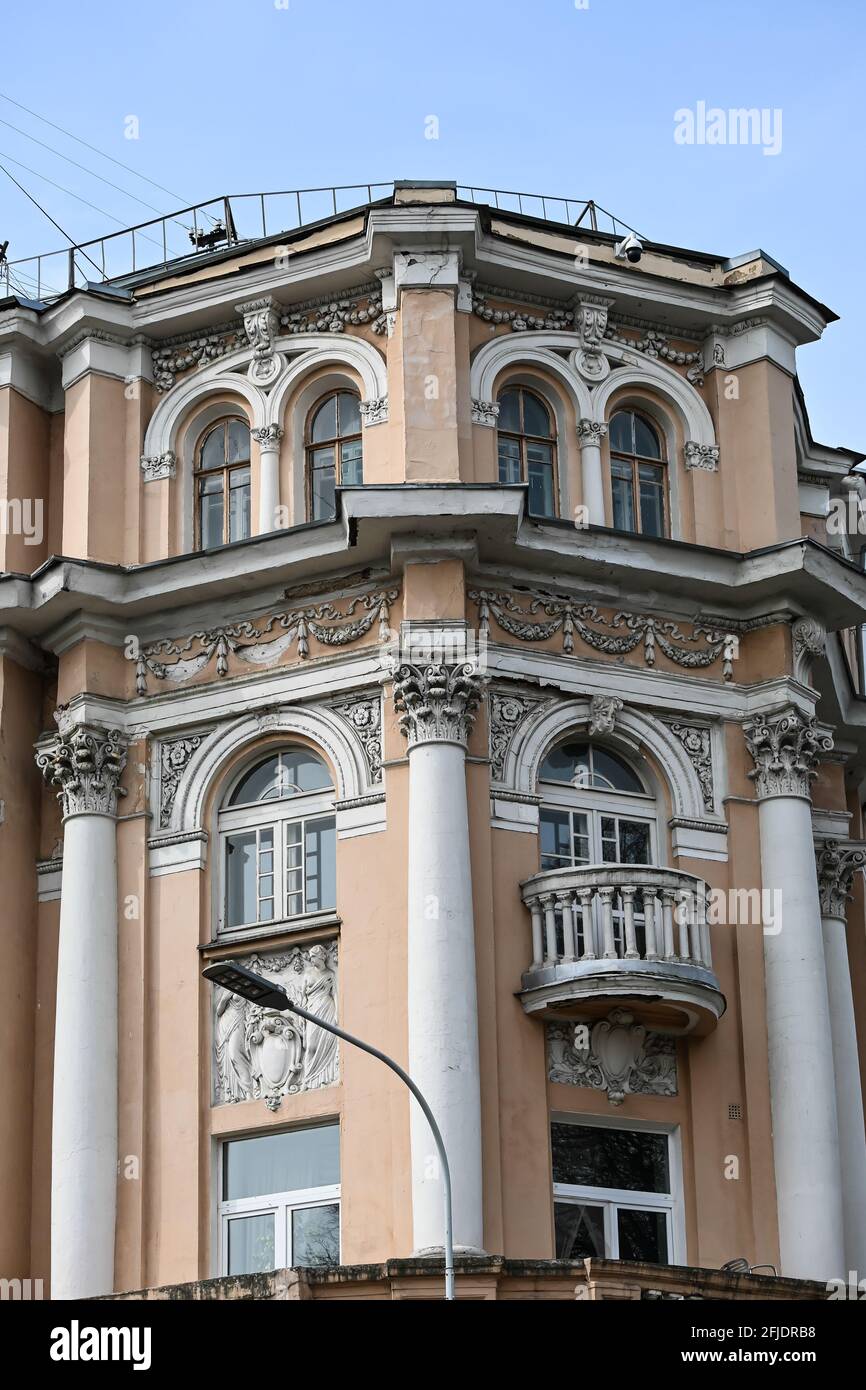 Elementi decorativi della facciata. Dettagli delle mura esterne delle case sulle vecchie strade di Mosca. Foto Stock