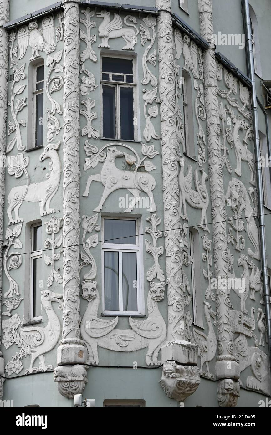 Elementi decorativi della facciata. Dettagli delle mura esterne delle case sulle vecchie strade di Mosca. Foto Stock