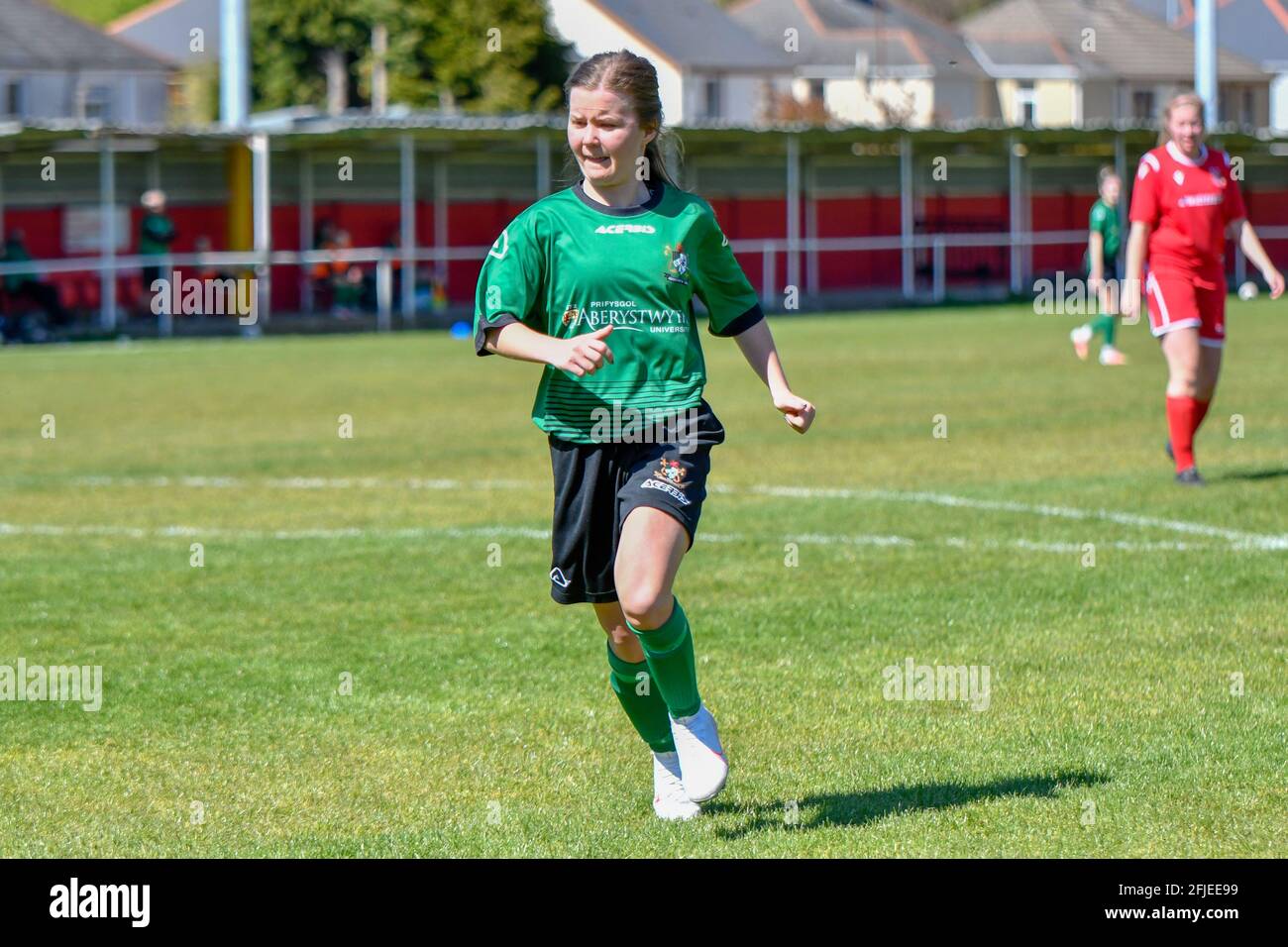Briton Ferry, Galles. 25 aprile 2021. Charlotte Chalmers of Aberystwyth Town Ladies in azione durante la partita di Orchard Welsh Premier Women's League tra Briton Ferry Llansawel Ladies e Aberystwyth Town Ladies al Old Road Welfare Ground a Briton Ferry, Galles, Regno Unito, il 25 aprile 2021. Credit: Duncan Thomas/Majestic Media/Alamy Live News. Foto Stock Briton Ferry, Galles. 25 aprile 2021. Charlotte Chalmers of Aberystwyth Town Ladies in azione durante la partita di Orchard Welsh Premier Women's League tra Briton Ferry Llansawel Ladies e Aberystwyth Town Ladies al Old Road Welfare Ground a Briton Ferry, Galles, Regno Unito, il 25 aprile 2021. Credit: Duncan Thomas/Majestic Media/Alamy Live News. Foto Stock