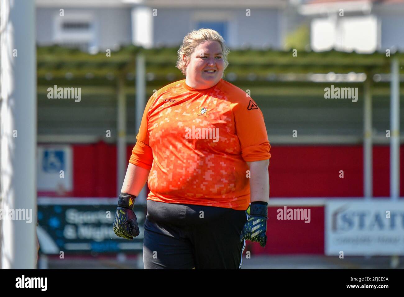 Briton Ferry, Galles. 25 aprile 2021. Il portiere Fifon Ashman di Aberystwyth Town Ladies durante la partita della Orchard Welsh Premier Women's League tra Briton Ferry Llansawel Ladies e Aberystwyth Town Ladies al Old Road Welfare Ground a Briton Ferry, Galles, Regno Unito, il 25 aprile 2021. Credit: Duncan Thomas/Majestic Media/Alamy Live News. Foto Stock Briton Ferry, Galles. 25 aprile 2021. Il portiere Fifon Ashman di Aberystwyth Town Ladies durante la partita della Orchard Welsh Premier Women's League tra Briton Ferry Llansawel Ladies e Aberystwyth Town Ladies al Old Road Welfare Ground a Briton Ferry, Galles, Regno Unito, il 25 aprile 2021. Credit: Duncan Thomas/Majestic Media/Alamy Live News. Foto Stock