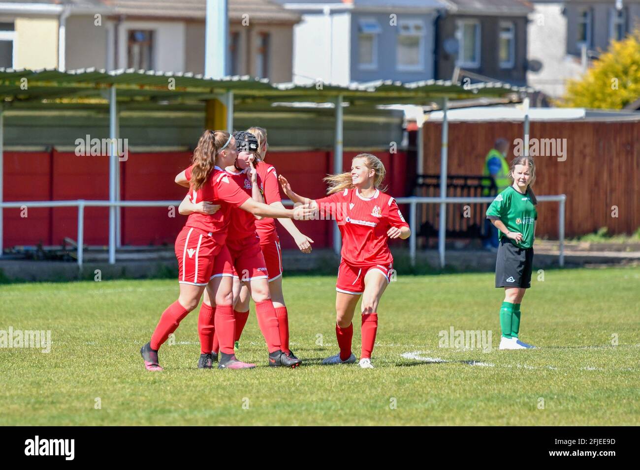 Briton Ferry, Galles. 25 aprile 2021. I giocatori di Briton Ferry Llansawel Ladies celebrano il gol di apertura durante la partita di Orchard Welsh Premier Women's League tra Briton Ferry Llansawel Ladies e Aberystwyth Town Ladies al Old Road Welfare Ground a Briton Ferry, Galles, Regno Unito, il 25 aprile 2021. Credit: Duncan Thomas/Majestic Media/Alamy Live News. Foto Stock