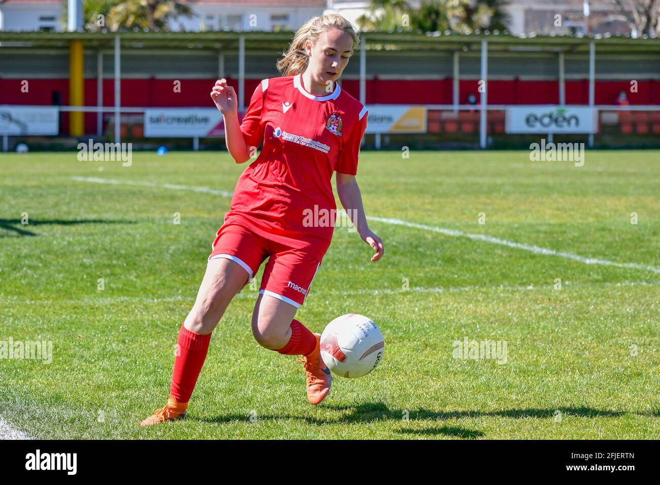 Briton Ferry, Galles. 25 aprile 2021. Lowri Baker di Briton Ferry Llansawel Ladies in azione durante la partita di Orchard Welsh Premier Women's League tra Briton Ferry Llansawel Ladies e Aberystwyth Town Ladies al Old Road Welfare Ground a Briton Ferry, Galles, Regno Unito, il 25 aprile 2021. Credit: Duncan Thomas/Majestic Media/Alamy Live News. Foto Stock