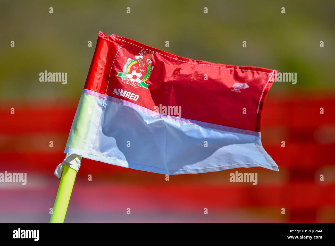 Briton Ferry, Galles. 25 aprile 2021. Una bandiera d'angolo della squadra di calcio britannica Llansawel Ferry batte nel vento durante la partita della Orchard Welsh Premier Women's League tra Briton Ferry Llansawel Ladies e Aberystwyth Town Ladies presso la Old Road Welfare Ground a Briton Ferry, Galles, Regno Unito, il 25 aprile 2021. Credit: Duncan Thomas/Majestic Media/Alamy Live News. Foto Stock Briton Ferry, Galles. 25 aprile 2021. Una bandiera d'angolo della squadra di calcio britannica Llansawel Ferry batte nel vento durante la partita della Orchard Welsh Premier Women's League tra Briton Ferry Llansawel Ladies e Aberystwyth Town Ladies presso la Old Road Welfare Ground a Briton Ferry, Galles, Regno Unito, il 25 aprile 2021. Credit: Duncan Thomas/Majestic Media/Alamy Live News. Foto Stock