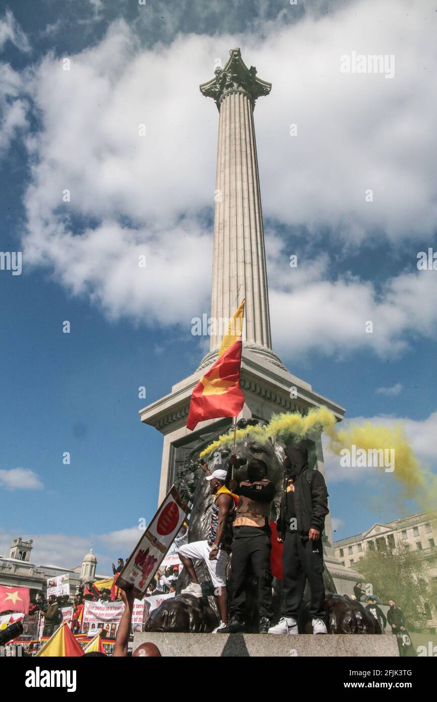 Londra UK 25 aprile 2021 più di sei migliaia di etiopi della regione del Tigray marciarono per le strade di Londra per chiedere una sosta al genocidio ordinato dal primer etiope Minster Abiy Ahmed Ali, i fedeli religiosi hanno pregato per la pace nella regione.Paul Quezada-Neiman/Alamy Live News Foto Stock