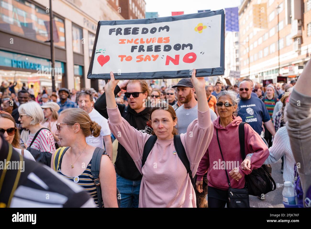 Londra, Regno Unito. 24 Apr 2021. I manifestanti Unite per la libertà marciano nel centro di Londra contro i passaporti di salute e il vaccino COVID Foto Stock