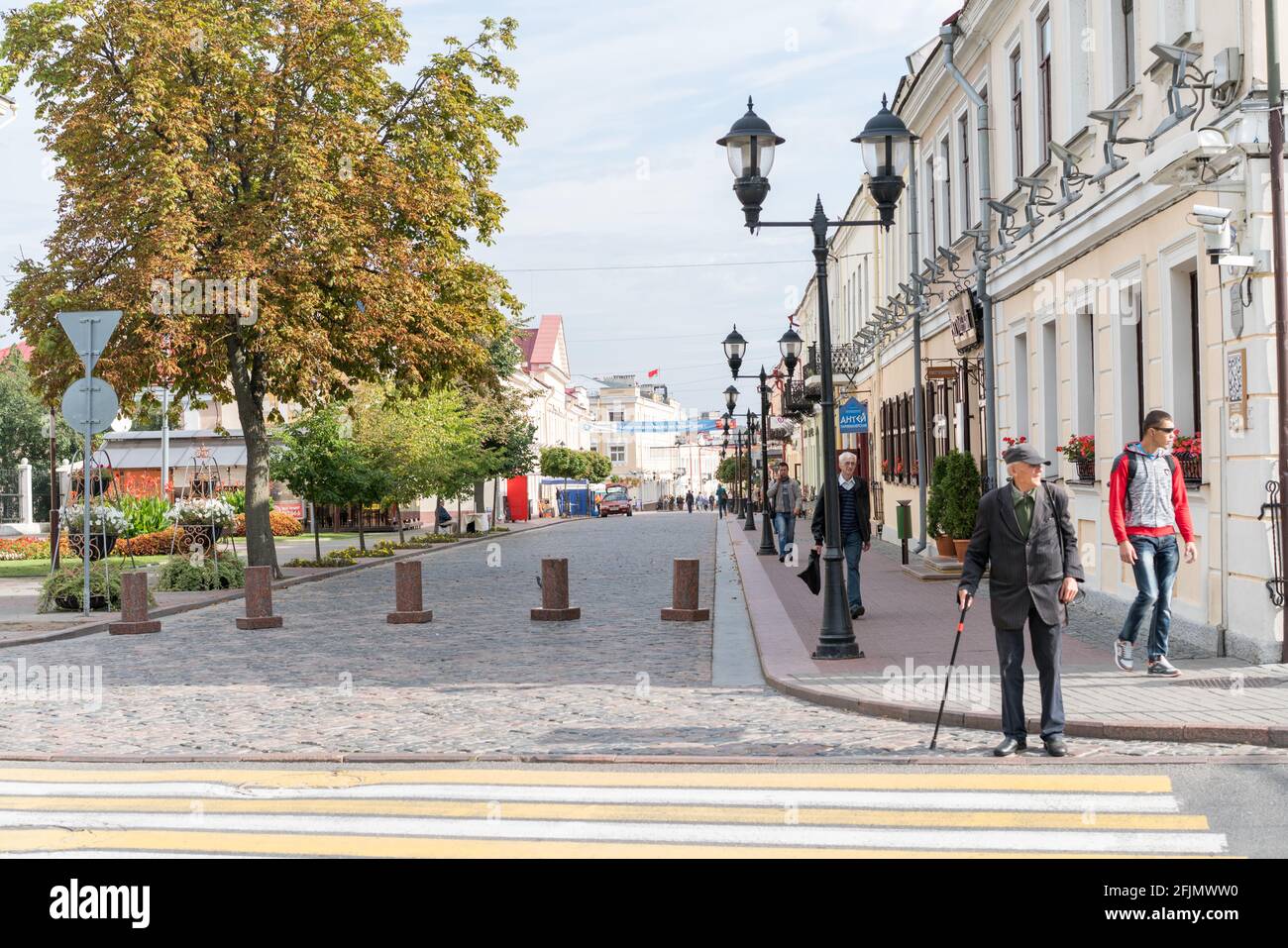Grodno, Bielorussia - 2 settembre 2017: Persone che camminano in strada sovietica nel centro storico di Grodno. Foto Stock