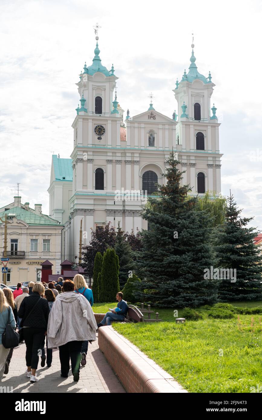 Grodno, Bielorussia - 2 settembre 2017: Gruppo di turisti che vanno alla Cattedrale di San Francesco Saverio, Grodno Foto Stock