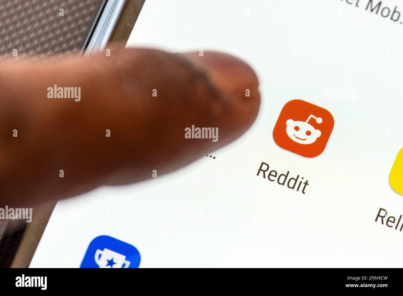 App Reddit aperta su smartphone da un uomo adulto Foto Stock
