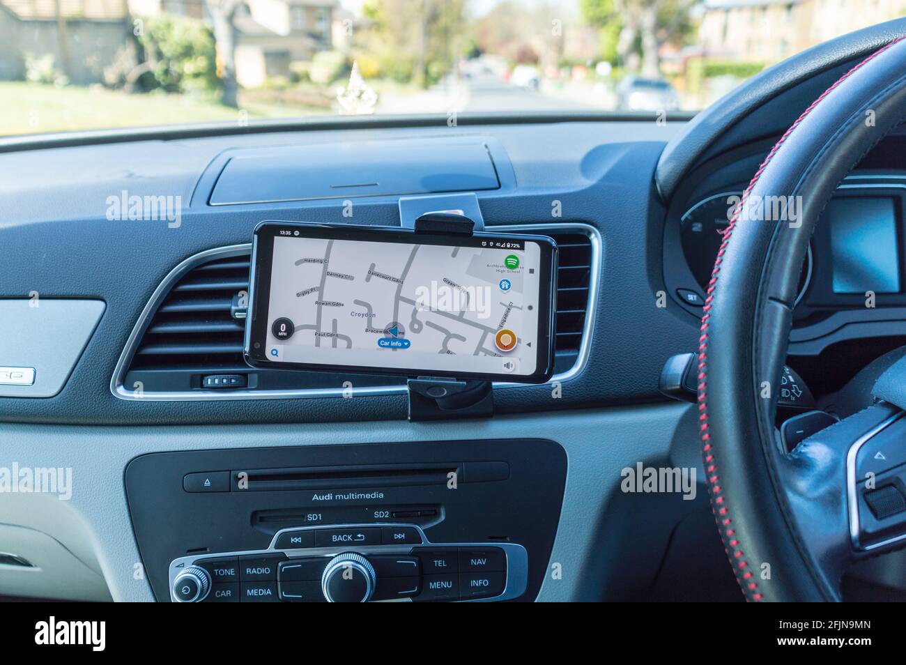 App GPS Waze navigation su smartphone android con crowd sourced informazioni sul traffico Foto Stock