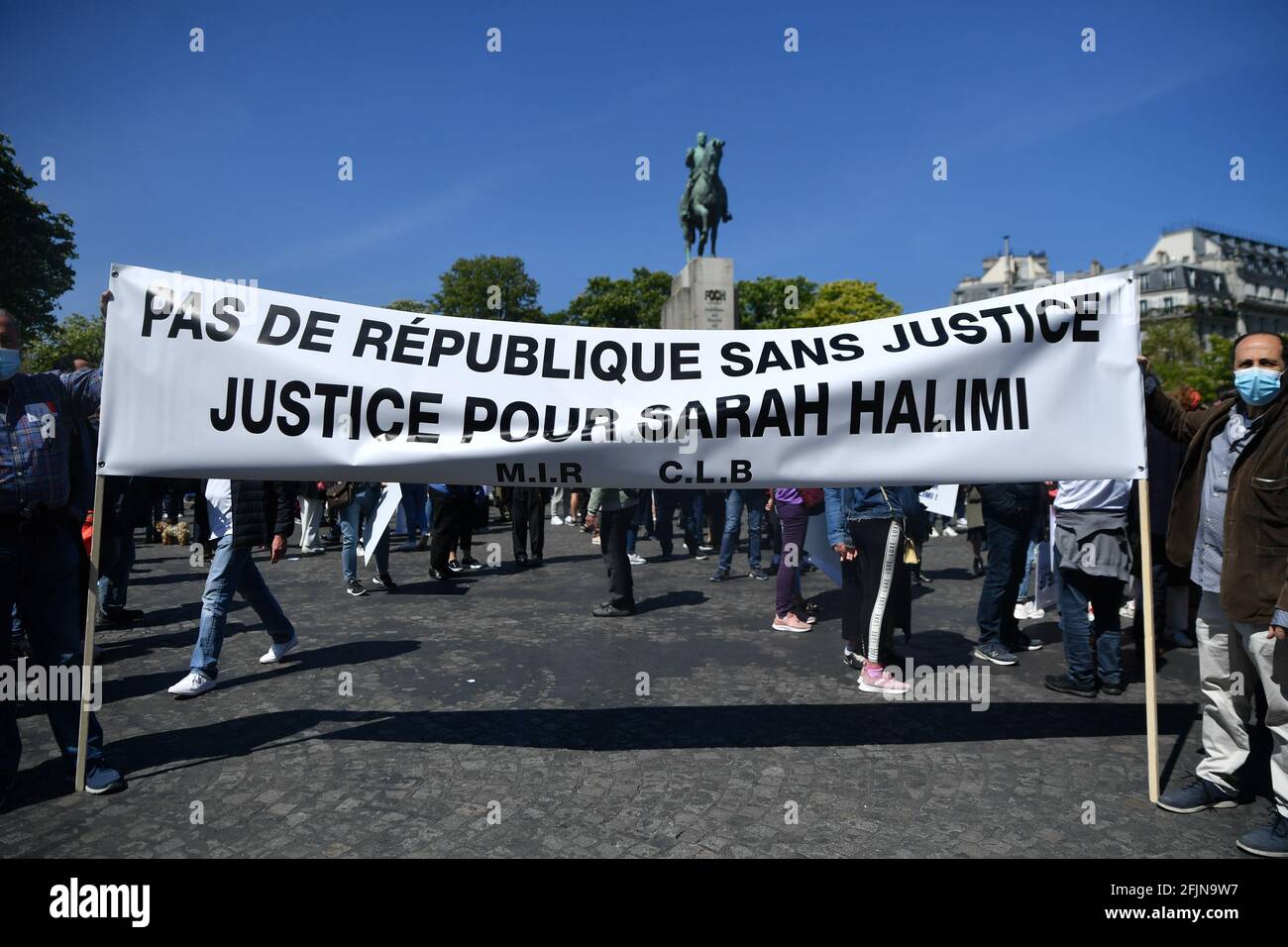 Le persone si riuniscono per chiedere giustizia per Sarah Halimi in ritardo su Trocadero plaza di fronte alla Torre Eiffel a Parigi il 25 aprile 2021. Halimi, una donna ebrea ortodossa di 65 anni, morì nel 2017 dopo essere stata spinta fuori dalla finestra del suo appartamento di Parigi dal vicino Traore, 27 anni, che gridò 'Allahu Akbar' ('Dio è grande' in arabo). Traore, un pesante fumatore di cannabis, è stato in cura psichiatrica dalla morte di Halimi e rimane lì dopo la sentenza. Foto di Karim Ait Adjedjou/Avenir Pictures/ABACAPRESS.COM Foto Stock