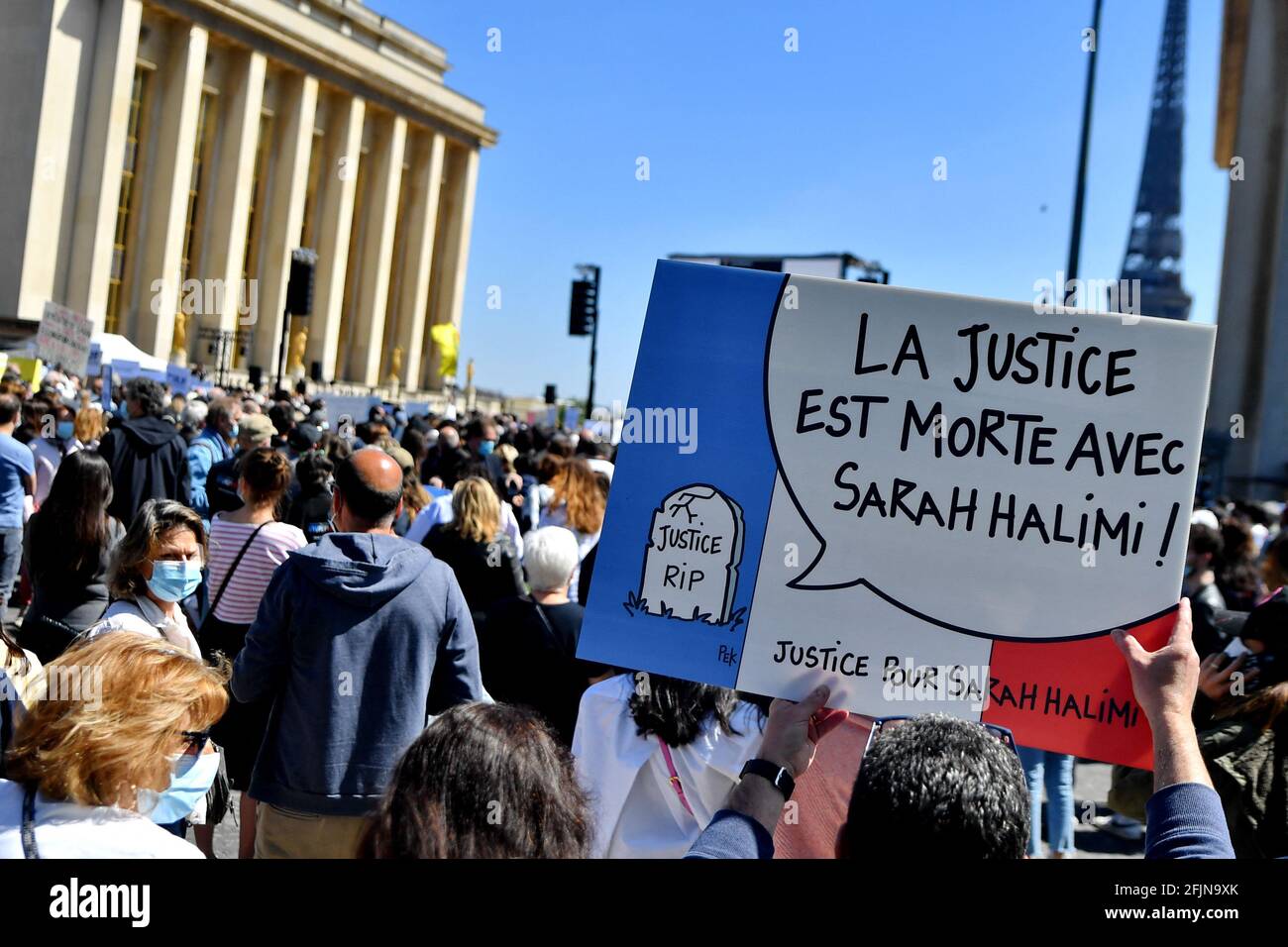 Le persone si riuniscono per chiedere giustizia per Sarah Halimi in ritardo su Trocadero plaza di fronte alla Torre Eiffel a Parigi il 25 aprile 2021. Halimi, una donna ebrea ortodossa di 65 anni, morì nel 2017 dopo essere stata spinta fuori dalla finestra del suo appartamento di Parigi dal vicino Traore, 27 anni, che gridò 'Allahu Akbar' ('Dio è grande' in arabo). Traore, un pesante fumatore di cannabis, è stato in cura psichiatrica dalla morte di Halimi e rimane lì dopo la sentenza. Foto di Karim Ait Adjedjou/Avenir Pictures/ABACAPRESS.COM Foto Stock