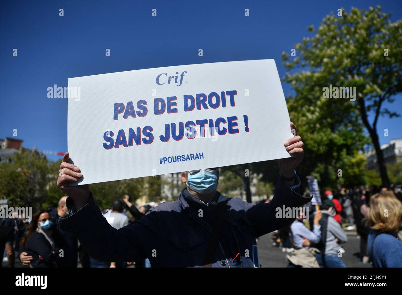 Le persone si riuniscono per chiedere giustizia per Sarah Halimi in ritardo su Trocadero plaza di fronte alla Torre Eiffel a Parigi il 25 aprile 2021. Halimi, una donna ebrea ortodossa di 65 anni, morì nel 2017 dopo essere stata spinta fuori dalla finestra del suo appartamento di Parigi dal vicino Traore, 27 anni, che gridò 'Allahu Akbar' ('Dio è grande' in arabo). Traore, un pesante fumatore di cannabis, è stato in cura psichiatrica dalla morte di Halimi e rimane lì dopo la sentenza. Foto di Karim Ait Adjedjou/Avenir Pictures/ABACAPRESS.COM Foto Stock