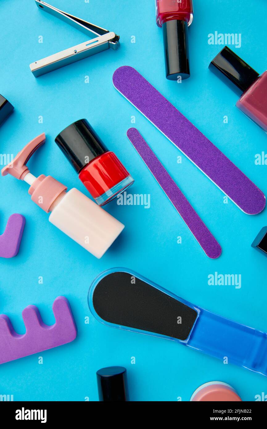 Prodotti per la cura delle unghie, lucidante a colori in bottiglie Foto Stock