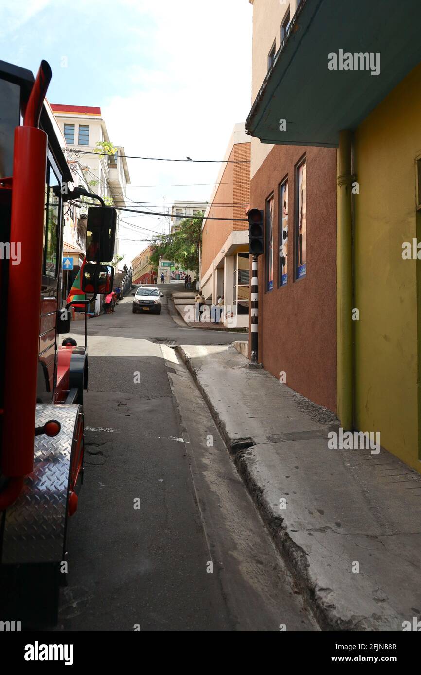 Escursioni turistiche in treno attraverso le strade laterali della città portuale di San Giorgio sull'isola caraibica di Grenada. Foto Stock