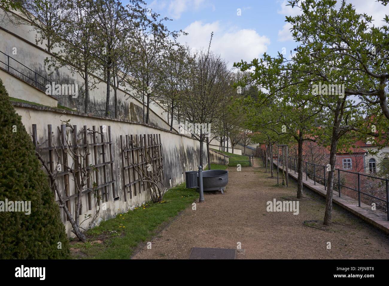 Praga, Repubblica Ceca - 23 aprile 2021 - il Grande Giardino di Fürstenberg in un pomeriggio di sole primavera vicino al Castello di Praga. Foto Stock