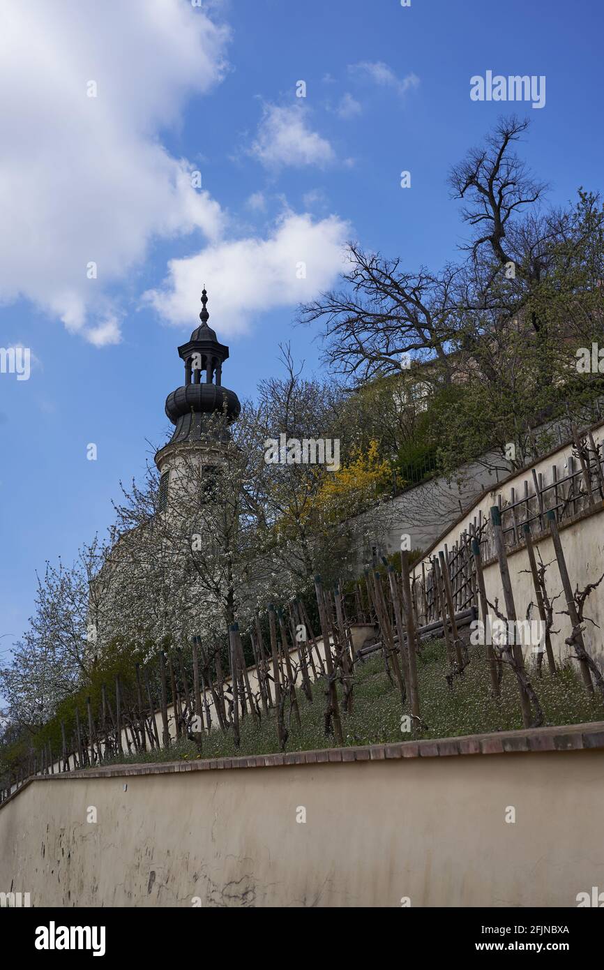 Praga, Repubblica Ceca - 23 aprile 2021 - il Grande Giardino di Fürstenberg in un pomeriggio di sole primavera vicino al Castello di Praga. Foto Stock