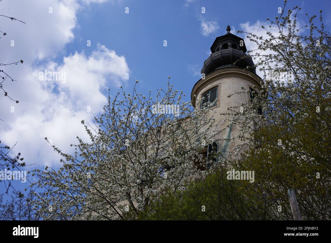 Praga, Repubblica Ceca - 23 aprile 2021 - il Grande Giardino di Fürstenberg in un pomeriggio di sole primavera vicino al Castello di Praga. Foto Stock
