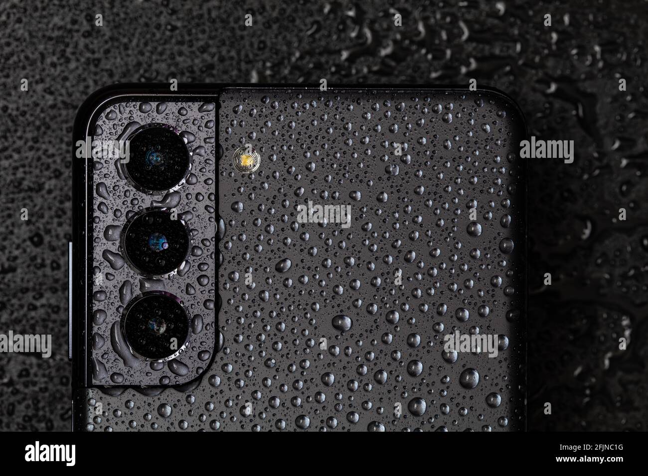Seoul, Corea del Sud - 24 aprile 2021: Samsung Galaxy S21 Phantom Grey in acqueddrops Foto Stock