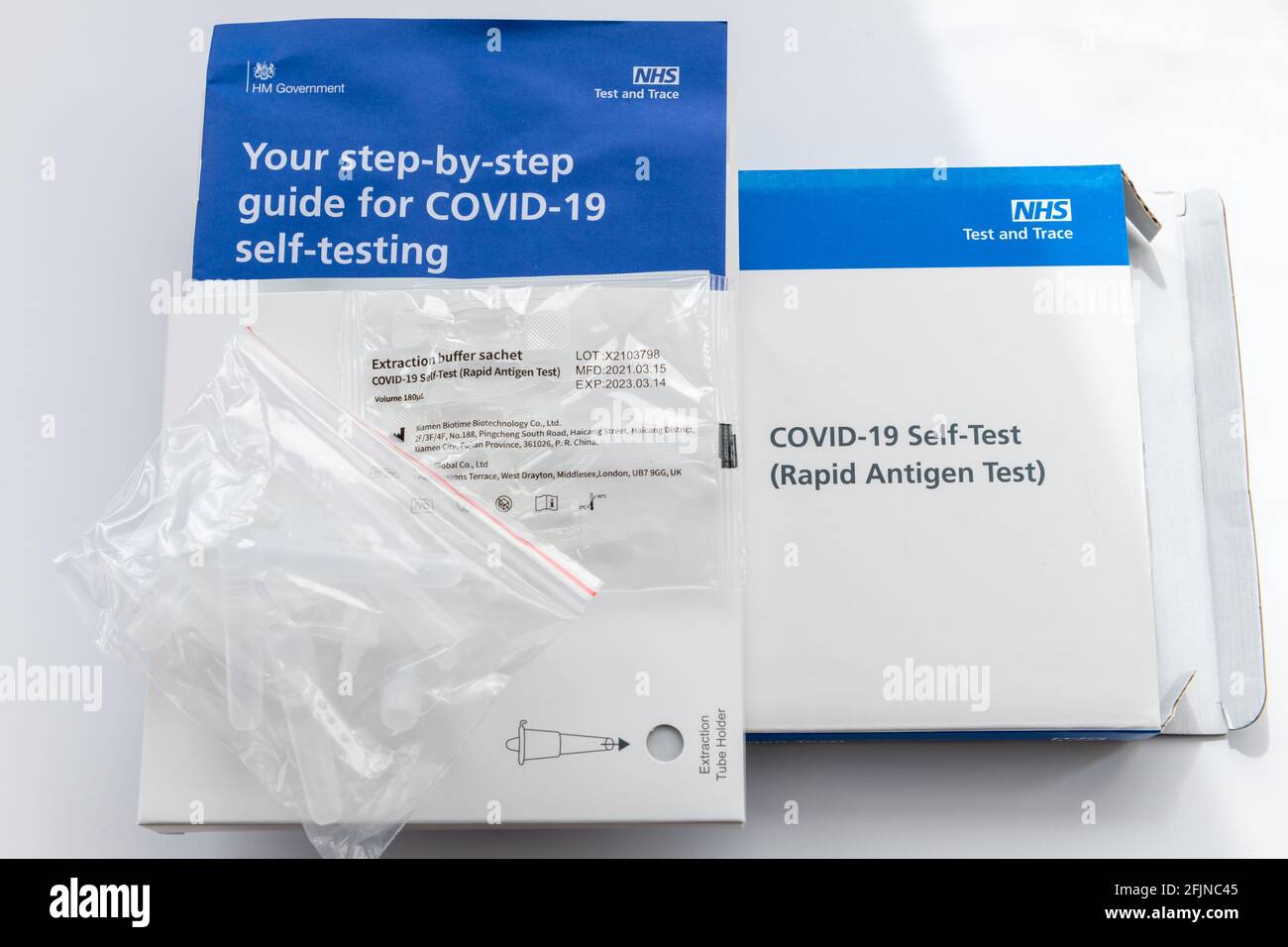 Il contenuto di un kit per test autodiagnostico domestico Covid-19 Rapid Antigen isolato con fondo bianco. Foto Stock