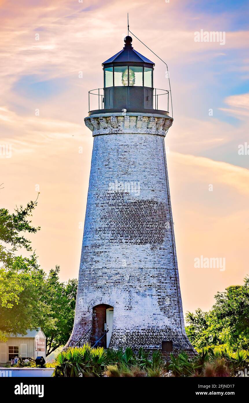 Il faro di Round Island è raffigurato, il 22 aprile 2021, a Pascagoula, Mississippi. Foto Stock