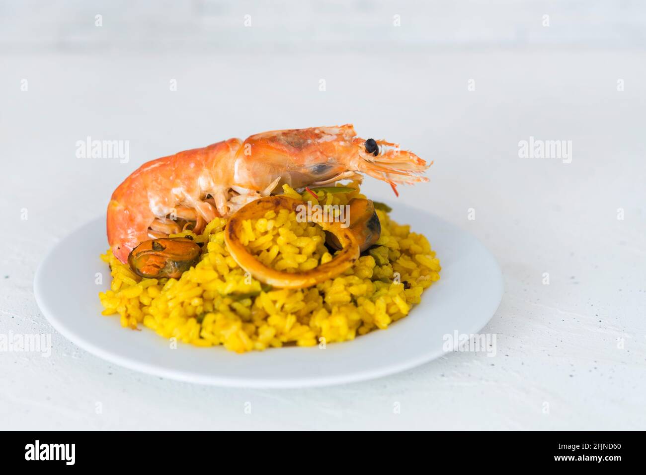 Paella cibo tipico spagnolo su fondo di granito Foto Stock
