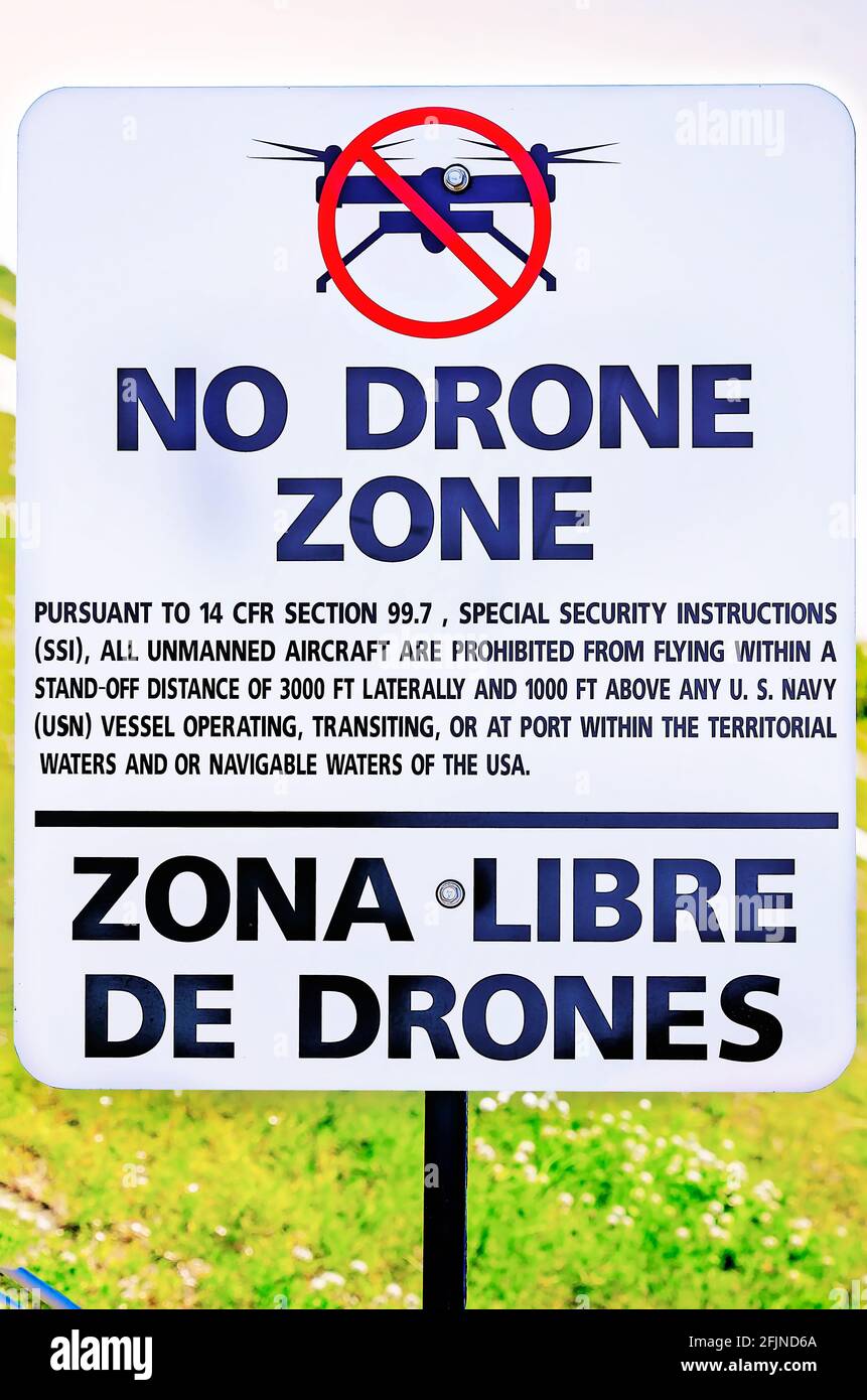 Un cartello "No Drone zone" si trova a Point Park, 22 aprile 2021, a Pascagoula, Mississippi. Foto Stock