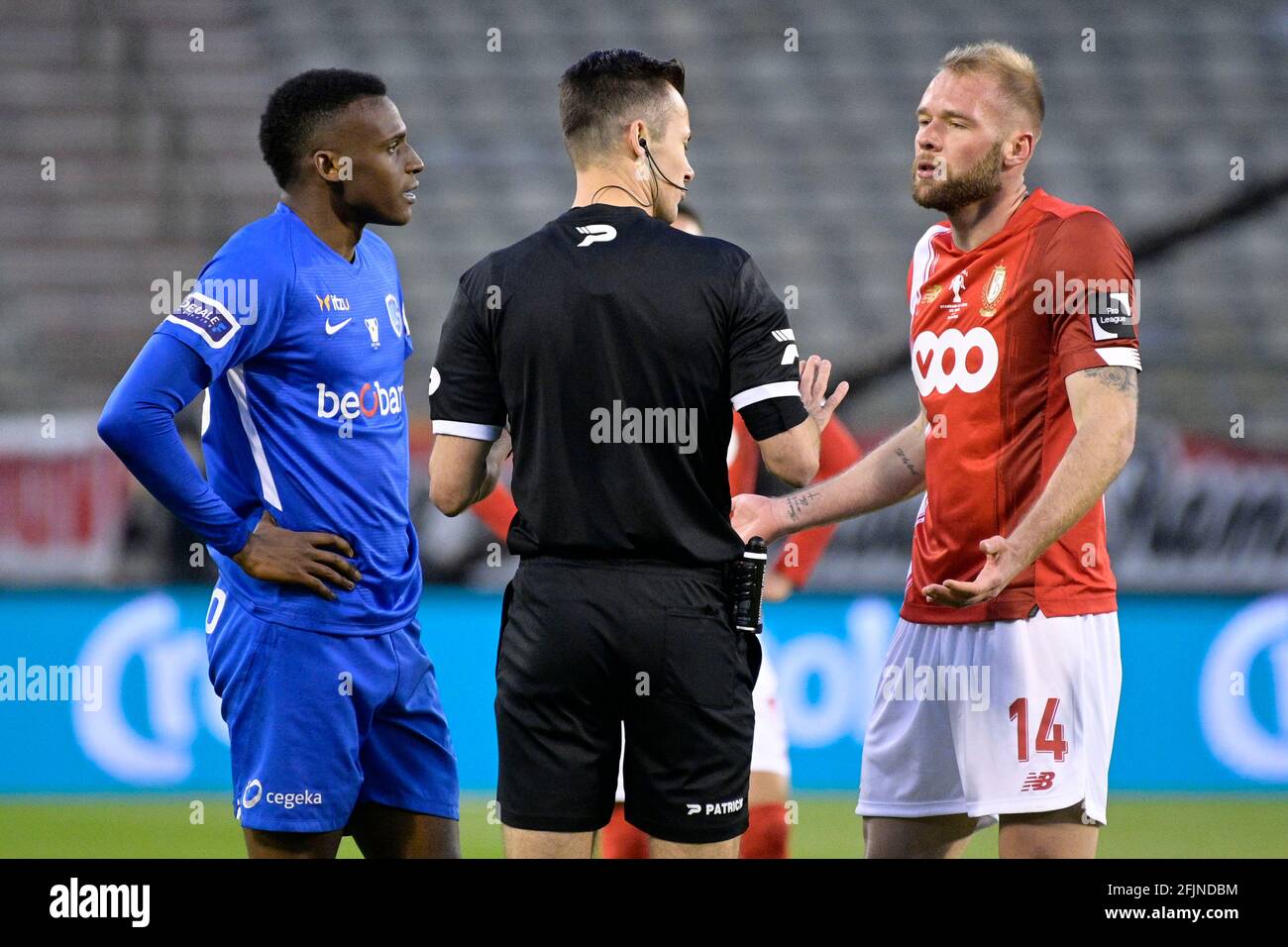 Jhon Lucumi Bonilla di Genk, arbitro Bram Van Driessche e Joao Klauss De Mello di Standard, hanno raffigurato durante la finale della Coppa Belga 'Croky Cup' tra K. Foto Stock