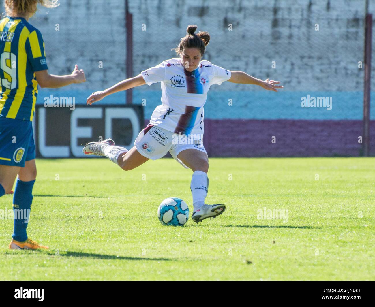 Buenos Aires, Argentina. 25 Apr 2021. Romina Nuñez (10 UAI) durante la partita tra UAI Urquiza e Rosario Central al Monumental di Villa Lynch Stadium a Villa Lynch, Buenos Aires, Argentina. Credit: SPP Sport Press Photo. /Alamy Live News Foto Stock