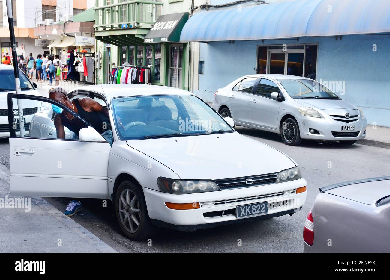 Persone in un'auto con guida a destra Foto Stock