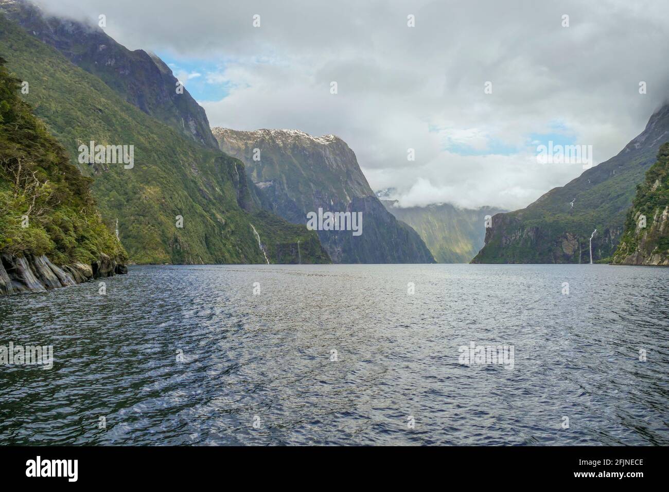 Scenario naturale intorno a Milford Sound, sull'isola meridionale di Nuova Zelanda Foto Stock