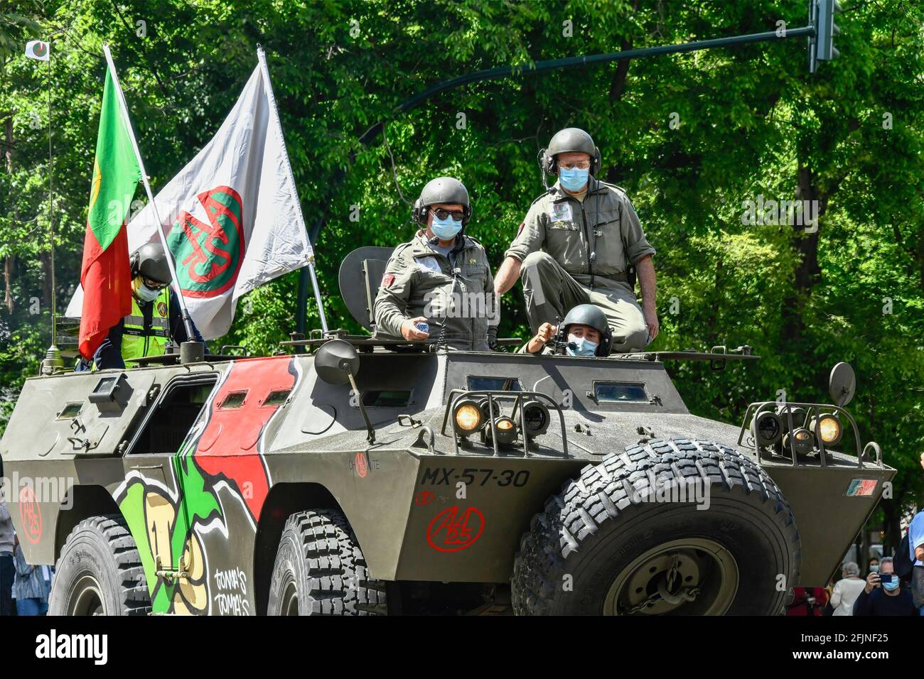 Lisbona, Portogallo. 25 Apr 2021. I militari che hanno partecipato alla rivoluzione sfilano un veicolo tattico coinvolto nell'evento storico durante la celebrazione. Il governo portoghese ha autorizzato la celebrazione della rivoluzione garofana, dopo 1 anno senza tenere la tradizionale parata in commemorazione del rovesciamento del dittatore Antonio de Oliveria Salazar nel 1974. Credit: SOPA Images Limited/Alamy Live News Foto Stock