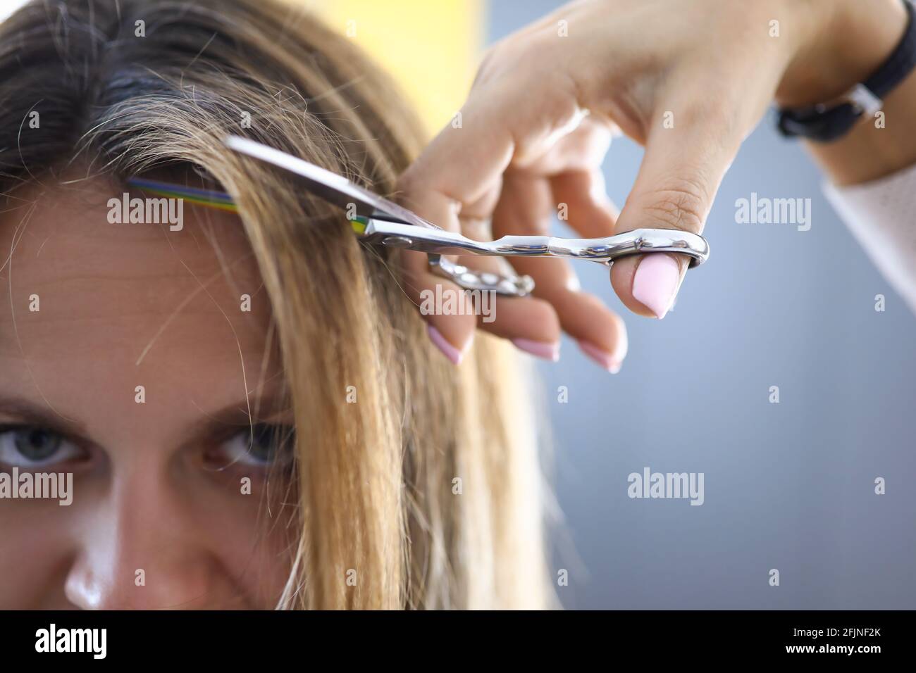 Donna triste al barbiere ha tagliato da vicino i bangs Foto Stock