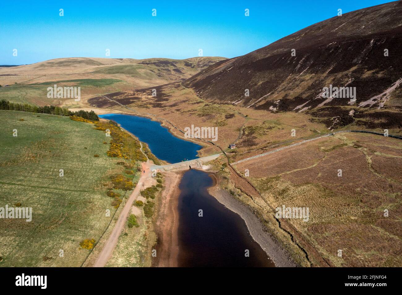 Vista aerea del bacino idrico di Threipmuir situato nel parco regionale di Pentland Hills, Balerno, Scozia, Regno Unito. Foto Stock