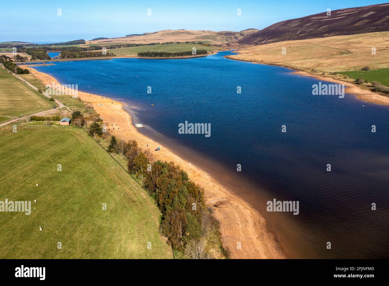 Vista aerea del bacino idrico di Threipmuir situato nel parco regionale di Pentland Hills, Balerno, Scozia, Regno Unito. Foto Stock