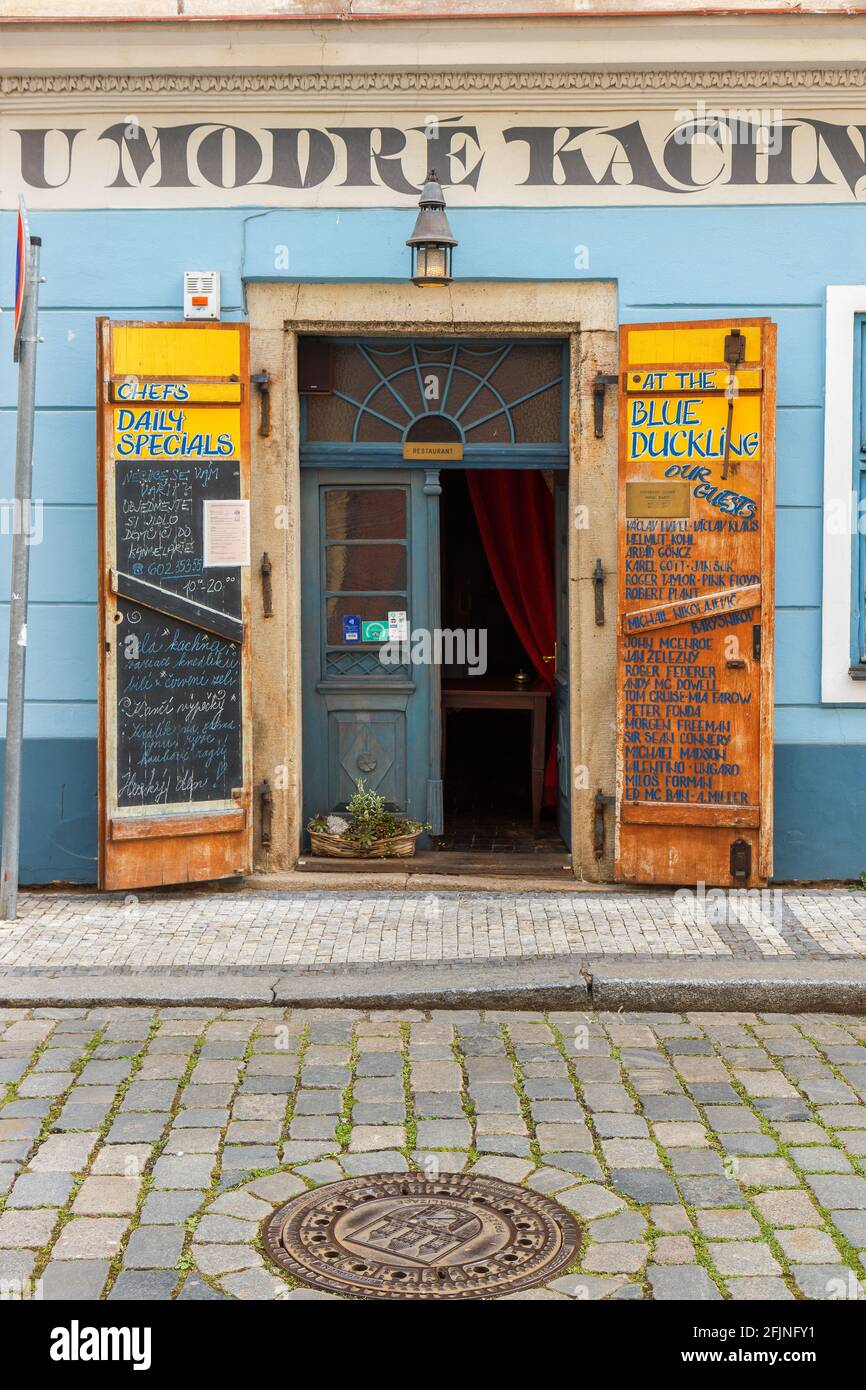 Le persiane delle porte con menu' giornaliero e ingresso al ristorante locale nel quartiere Lesser di Praga, Repubblica Ceca. Ristorante Blue Little Duck. Foto Stock