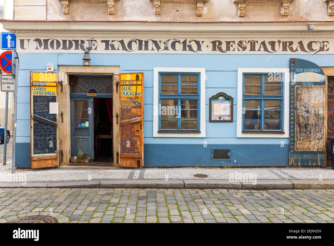 Le persiane delle porte con menu' giornaliero e ingresso al ristorante locale nel quartiere Lesser di Praga, Repubblica Ceca. Ristorante Blue Little Duck. Foto Stock