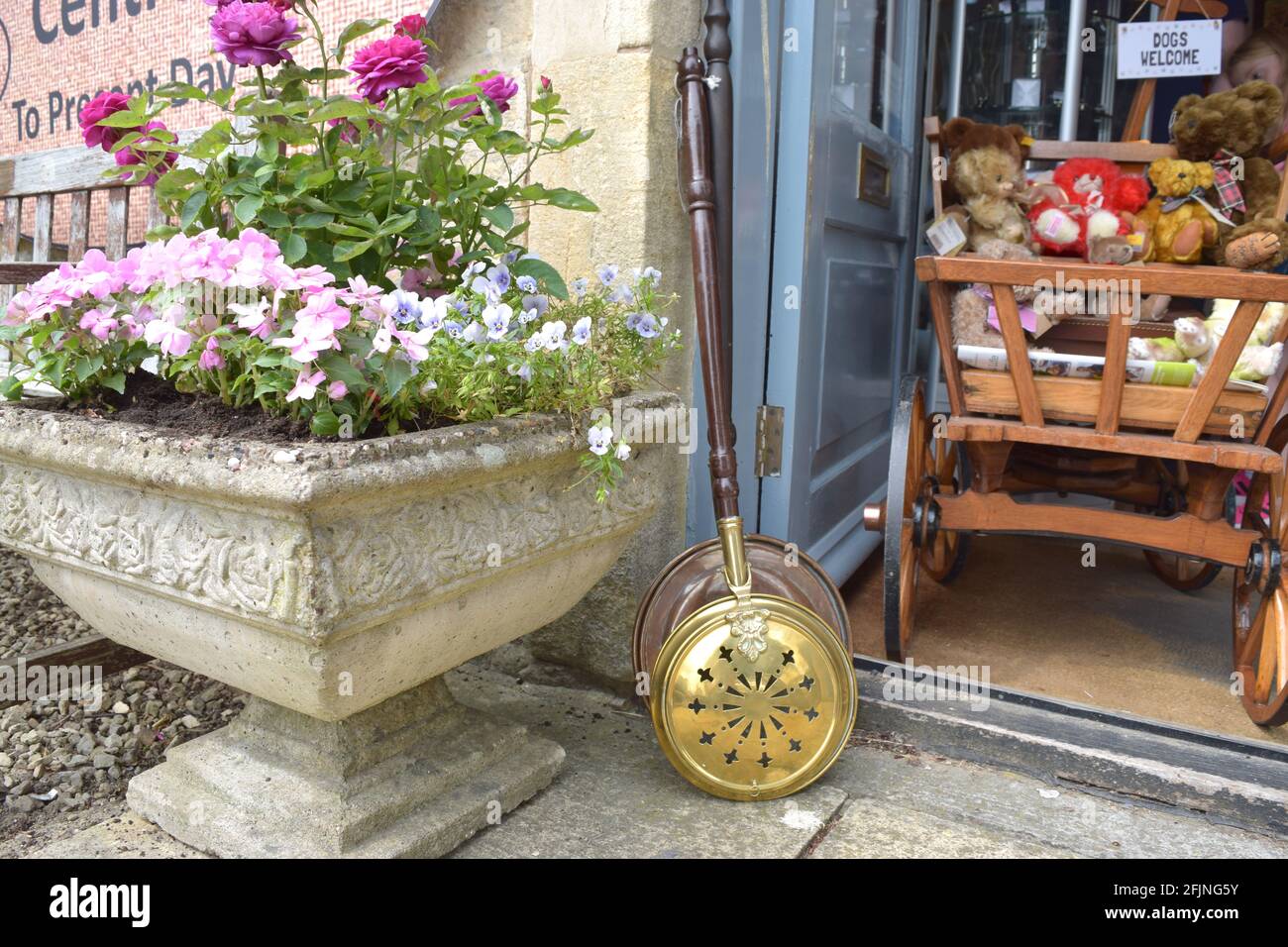 Antichi scaldabiberon del negozio di antiquariato inglese in una giornata di sole. Foto Stock