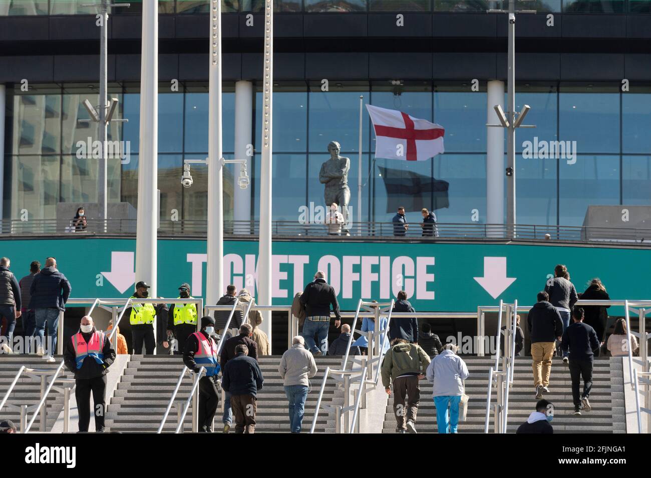 La folla partecipa alla finale della Carabao Cup di Wembley. Londra, Regno Unito. 25 aprile 2021. Foto di Ray Tang. Al Wembley Stadium arrivano fino a 8,000 tifosi per assistere alla finale della Carabao Cup tra Tottenham Hotspur e Manchester City. Tutti i partecipanti devono dimostrare la prova di un test negativo del Covid-19 per partecipare all'evento come parte del programma pilota del programma ERP (Events Research Program) che informa la decisione del governo sulla fase 4 della sua roadmap fuori blocco. Foto Stock