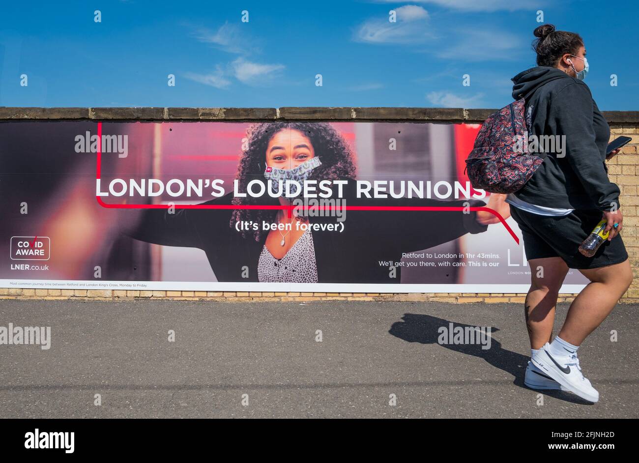 Poster "le riunioni più forti di Londra" sul binario della stazione ferroviaria di Retford. Foto Stock