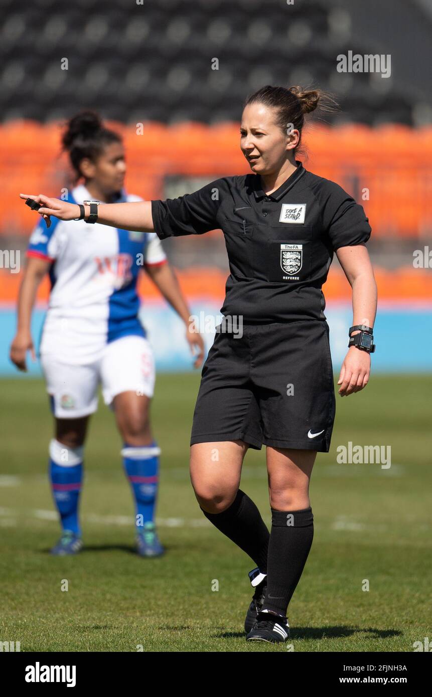 Londra, Regno Unito. 25 Apr 2021. Arbitro Georgia Ball durante la partita fa Women's Championship tra London Bees e Blackburn Rovers Women all'Hive, Londra, Inghilterra, il 25 aprile 2021. Foto di Andrew Aleksiejczuk/prime Media Images. Credit: Prime Media Images/Alamy Live News Foto Stock