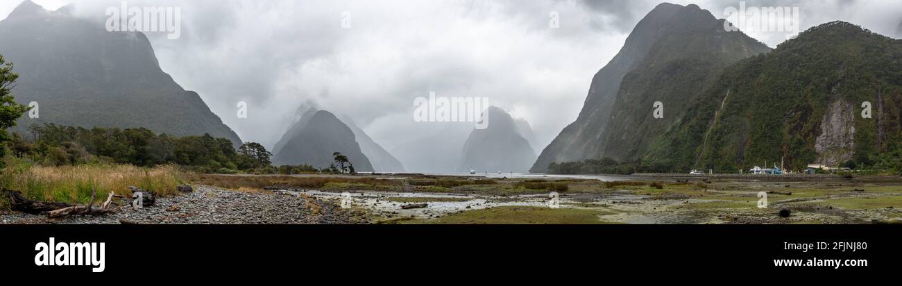 Magnifica vista panoramica di Milford Sound durante il tempo piovoso, Isola del Sud della Nuova Zelanda Foto Stock