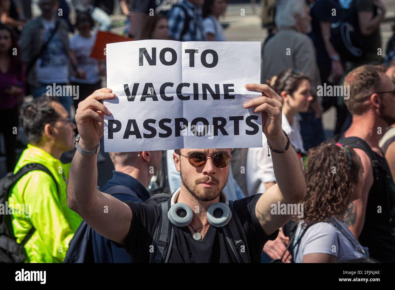 24 aprile 2021, Londra, Inghilterra, Regno Unito: Un uomo ha un segno "No ai passaporti dei vaccini". Durante una protesta anti-blocco "Unite per la libertà" Foto Stock