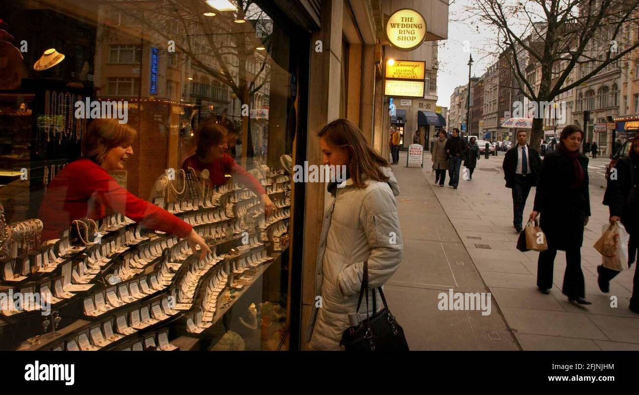 HOLTS IN HATTON GARDEN,LONDON.21/11/03 PILSTON Foto Stock