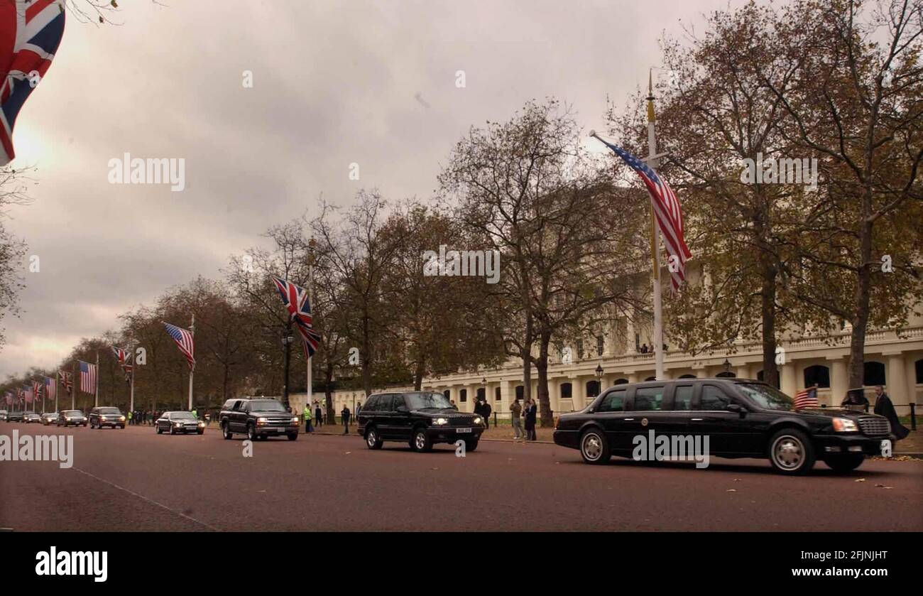 IL BUSH MOTORCADE VIAGGIA LUNGO IL MALL.19/11/03 PILSTON Foto Stock