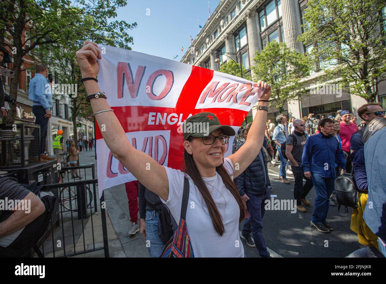 24 aprile 2021, Londra, Inghilterra, Regno Unito: Woman porta la bandiera di St George con scritto 'No More Covid Lies' durante un anti-blocco 'Unite Foto Stock