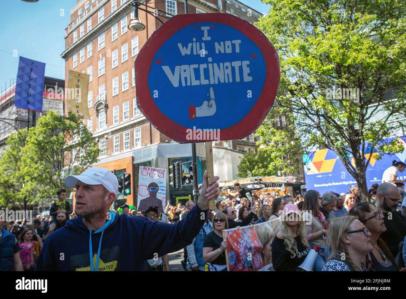 Aprile 24,2021, Londra, Inghilterra, Regno Unito: Un uomo ha un cartello "non vaccinerò". Durante una protesta anti-blocco "Unite per la libertà" a Londra. Foto Stock