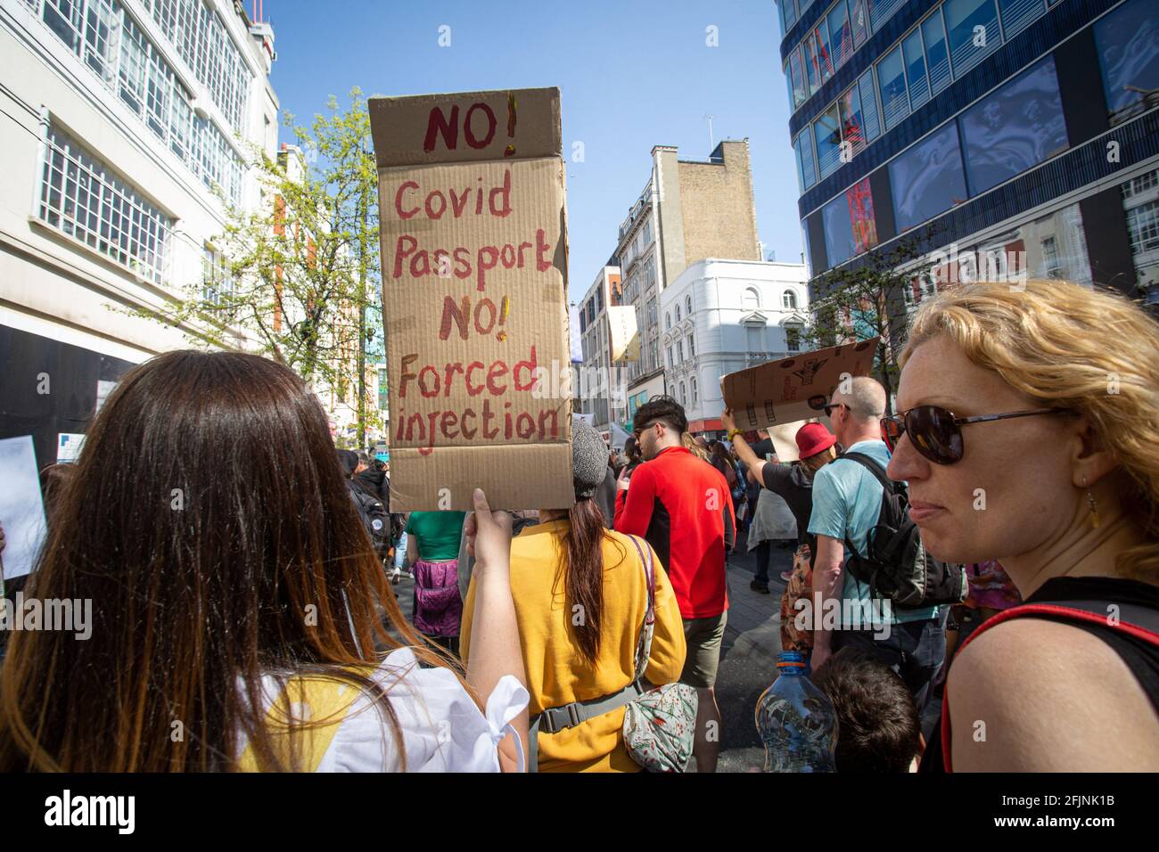 24 aprile 2021, Londra, Inghilterra, Regno Unito: Una donna ha un segno "No Covid Passport, No Forced Injection ." durante un anti-lock 'Unite for F Foto Stock