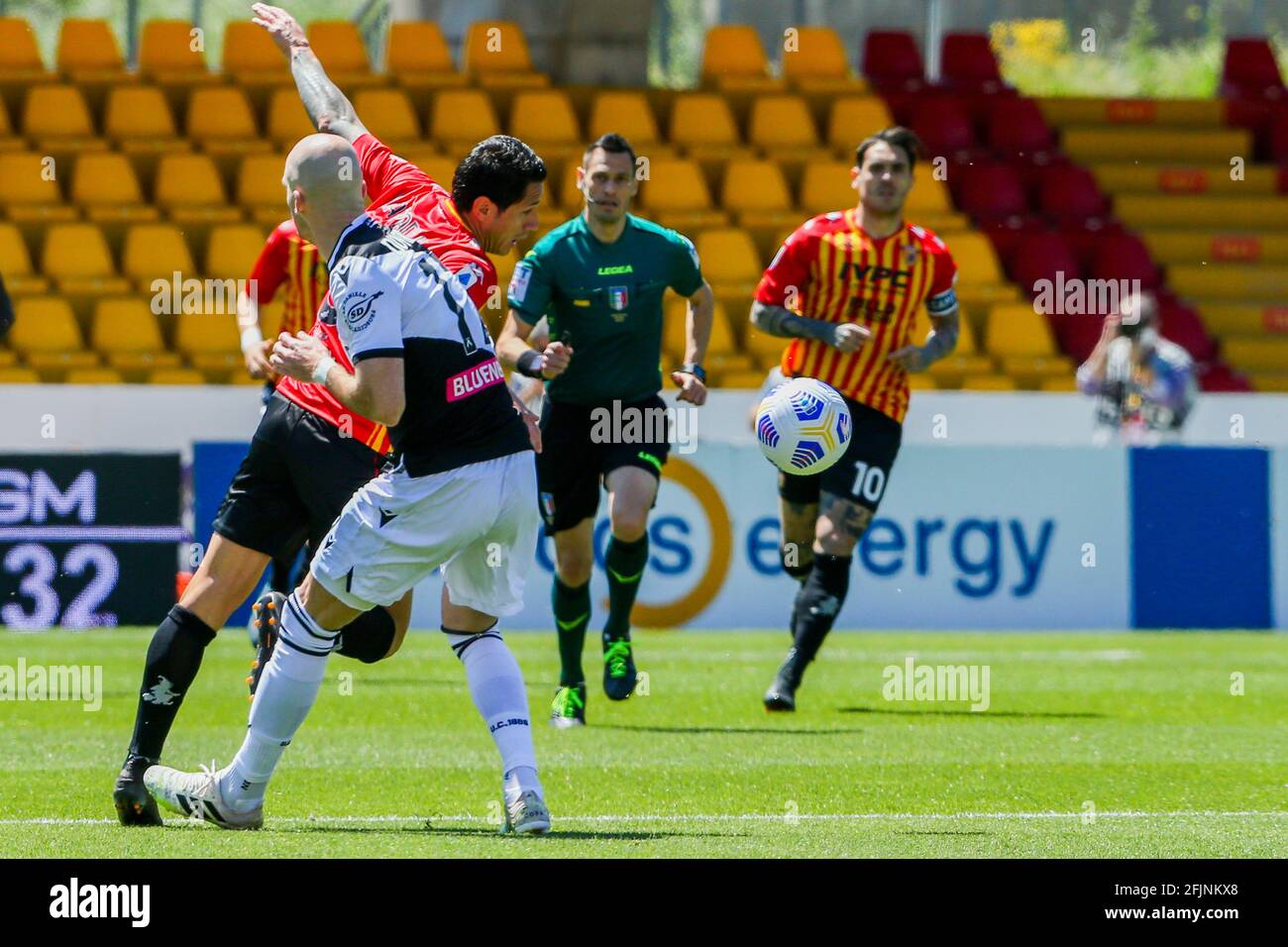 Il centrocampista brasiliano di Udinese Walace sfida la palla con l'attaccante italiano di Benevento Gianluca Lapadula durante la serie UNA partita di calcio tra Benevento e Udinese allo stadio del Ciro Vigorito, Benevento, Italia, il 03 febbraio 2021 Foto Stock